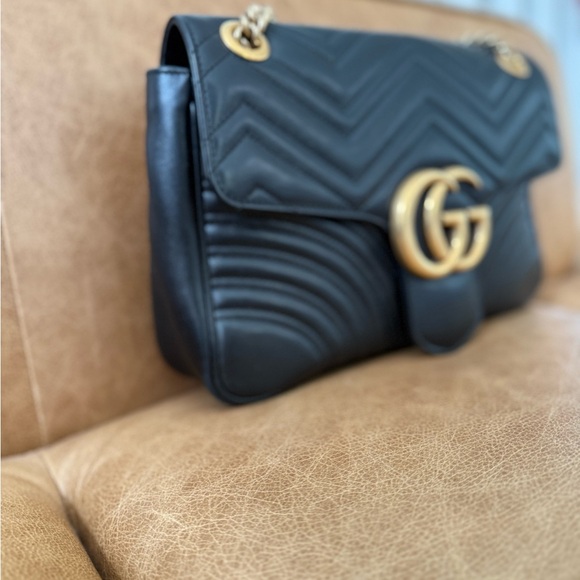LIKE NEW: Classic Gucci Marmont shoulder bag (Medium) - Picture 3 of 10